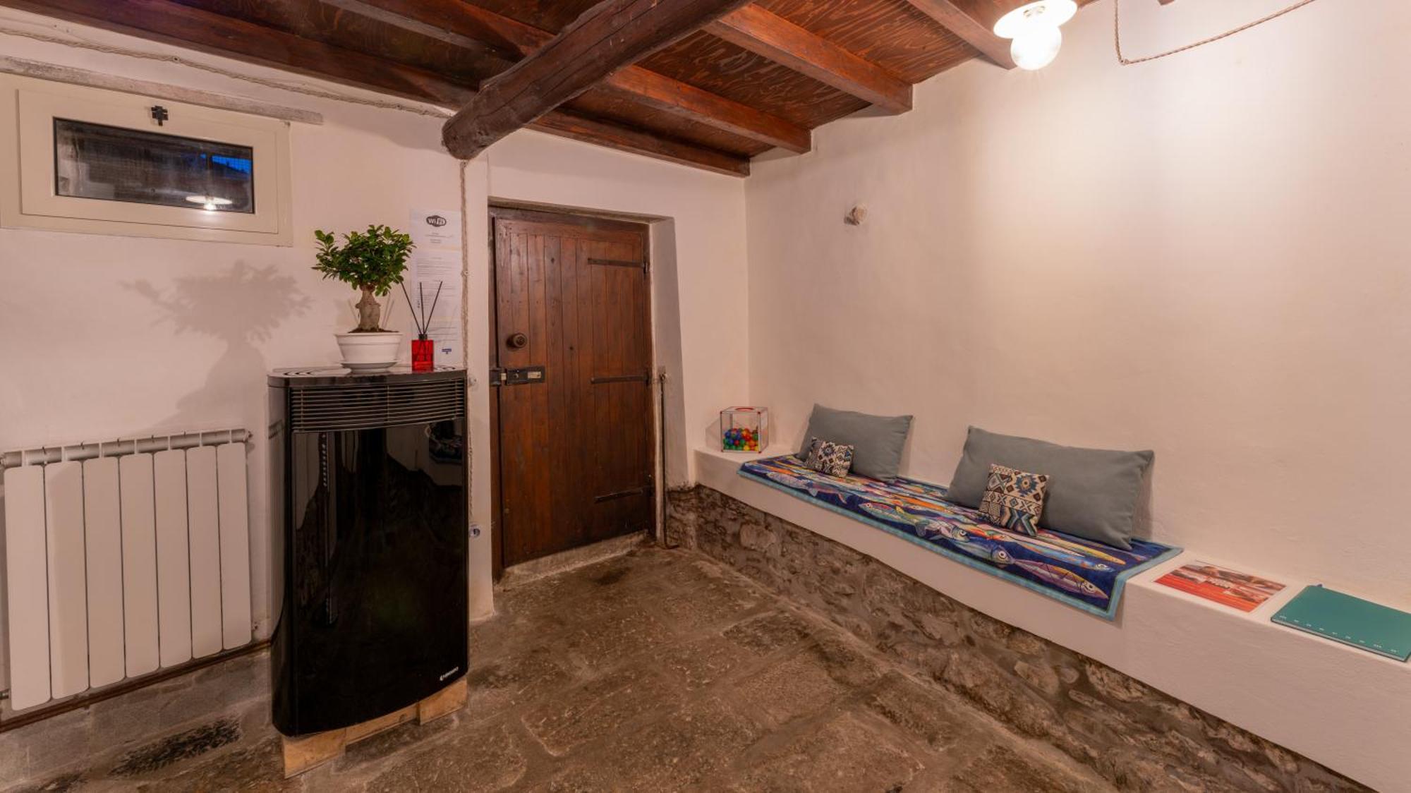 La Casa Delle Pietre Parlanti - Casa In Pietra Ai Piedi Del Parco Delle 5 Terre Bed & Breakfast Biassa Exterior photo